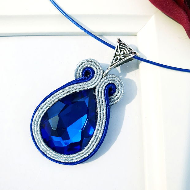 Pandantiv Blue Royal, Pandantiv soutache