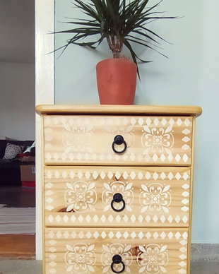 Comoda cu sertare decorata