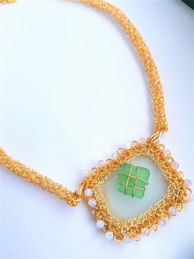 Colier auriu, medalion sea glass, opalit, sarma de cupru gilt