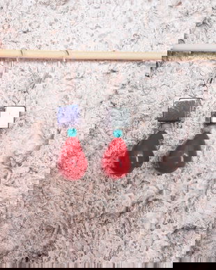 cercei de vară, tip pendul, cu bile din coral, cuburi de hematit, perle rosii de Majorca in forma de lacrima
