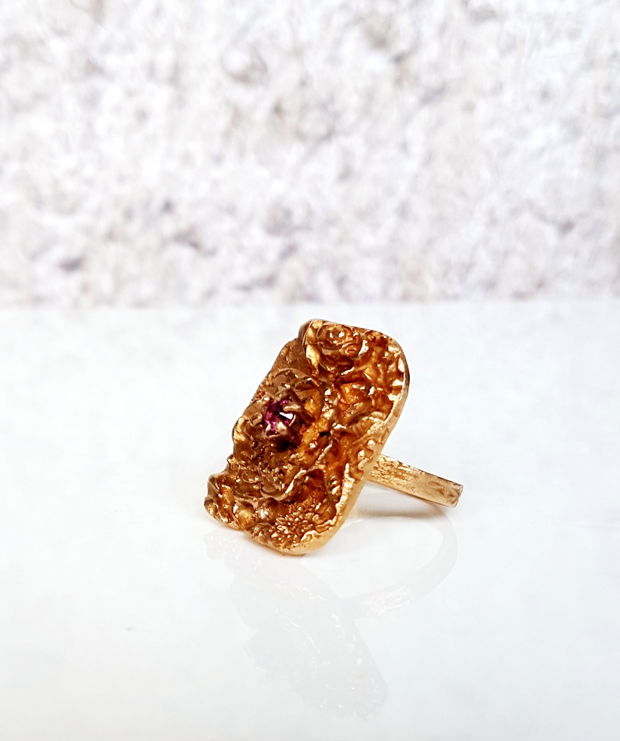 inel de autor, vintage, din bronz auriu cu motiv floral și granat