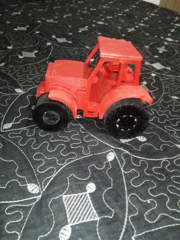 tractor rosu
