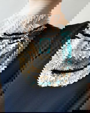 Jabou accesoriu gat/Colier mare din colaje textile cu portret original de Elyseeart, jabou eclectic