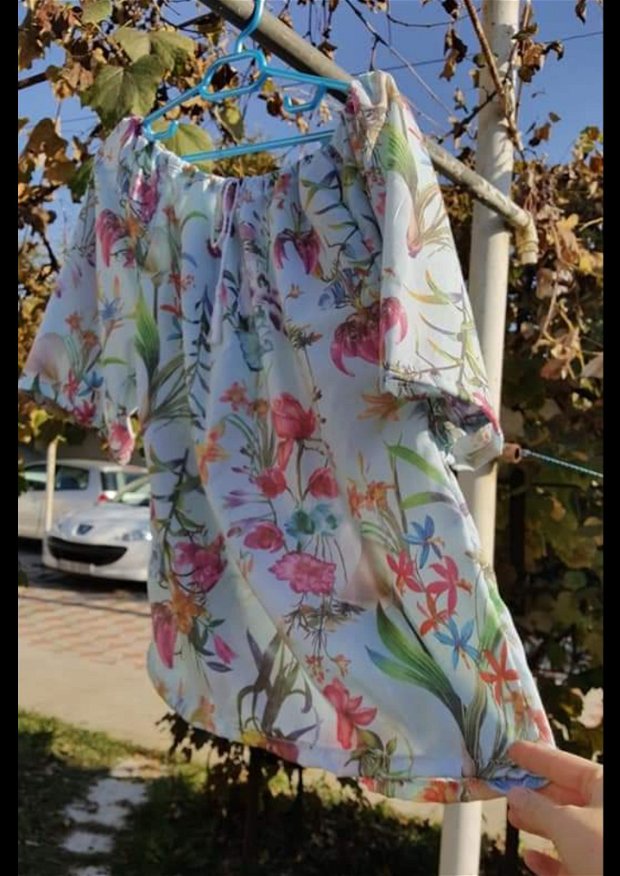 Bluza vaporoasa cu imprimeu floral