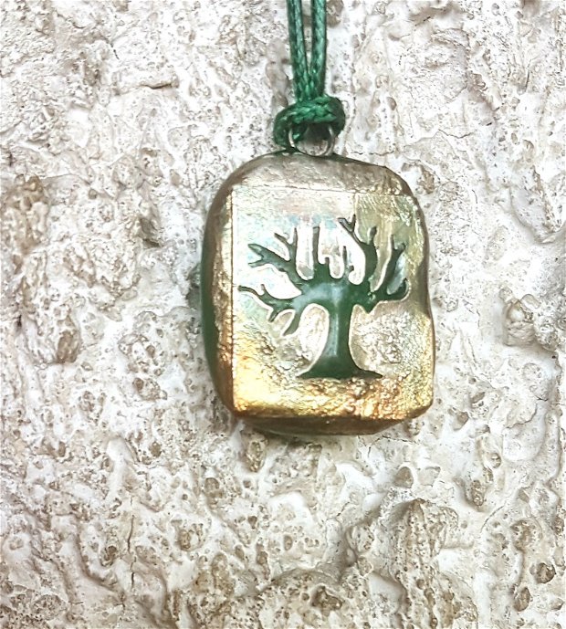 pandantiv de autor cu motivul pomului vietii,  din sticlă fuzionata verde, decorata cu argint pur, antichizat
