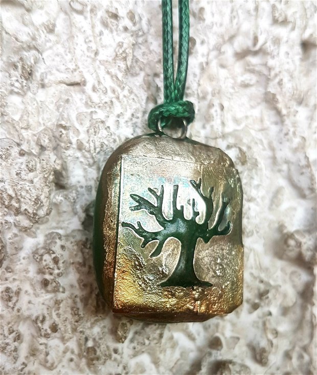 set format din cetcei si pandantiv de autor, cu motivul pomului vietii, din sticla fuzionata verde, decorata cu argint pur antichizat