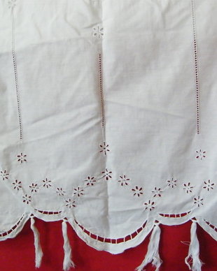Perdeluta cu broderie