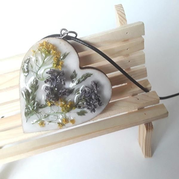 Colier cu pandantiv din lemn cu flori de liliac si aspect 3D