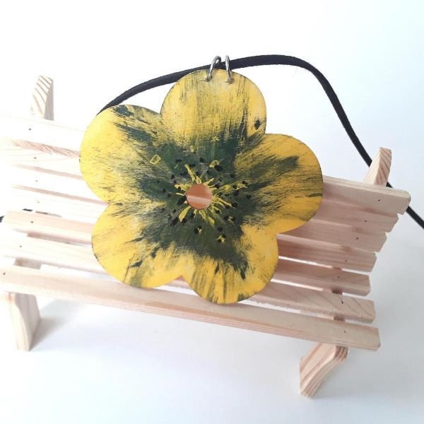 Colier cu pandantiv statement  floare galbena din lemn