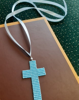 colier handmade cu cruciulta din margele toho-albastru