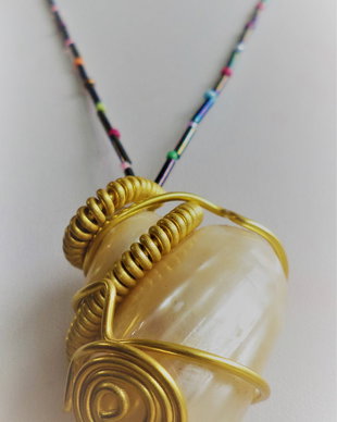 Colier handmade din melc marin si sarma de aluminiu placata cu aur pe o baza din margele de nisip si toho buggle