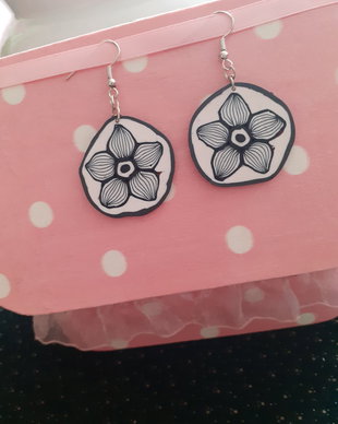 cercei floare din fimo - alb si negru