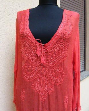 Bluza lunga cu broderie si paiete