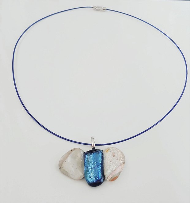 pandantiv unicat, in forma de papion din sticla dicroica opalescenta, alba si albastra