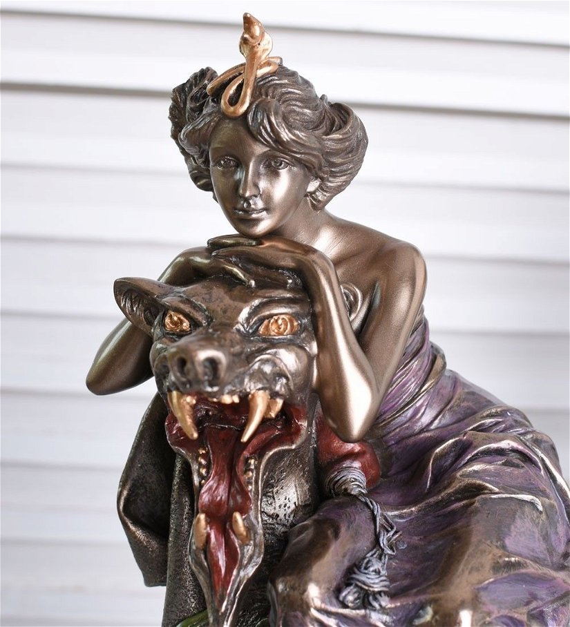 Statueta Art Nouveau cu o femeie cu o bestie