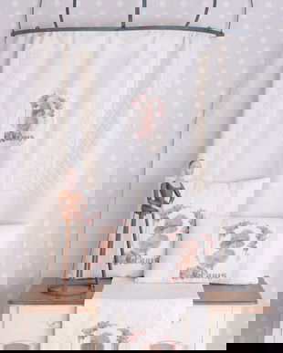 Perdeluta nostalgica cu o doamna