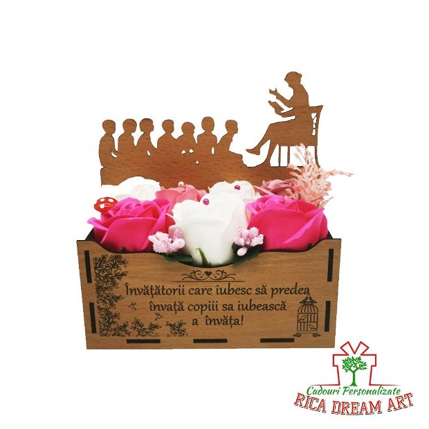 Aranjament floral pentru invatatoare "Invatatorii care iubesc sa predea", Model 4, Cutie de lemn, 7 trandafiri de sapun