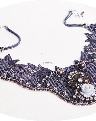 colier gri dantelat cu broderie