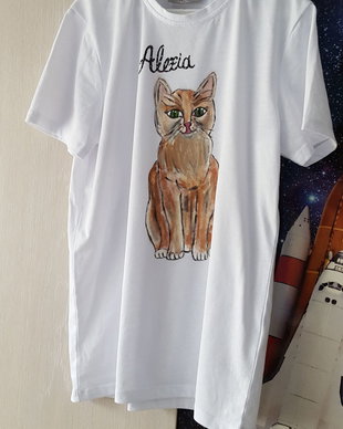 Tricou pictat cu pisicuță