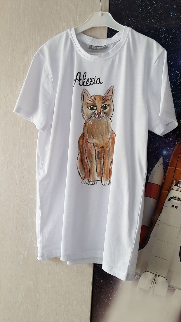 Tricou pictat cu pisicuță