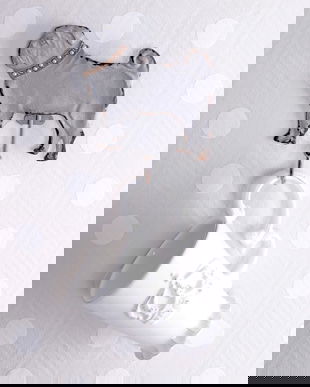 Cuier cu un mops din metal gri antichizat