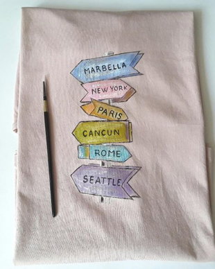 Tricou pictat manual cu destinatii de calatorie