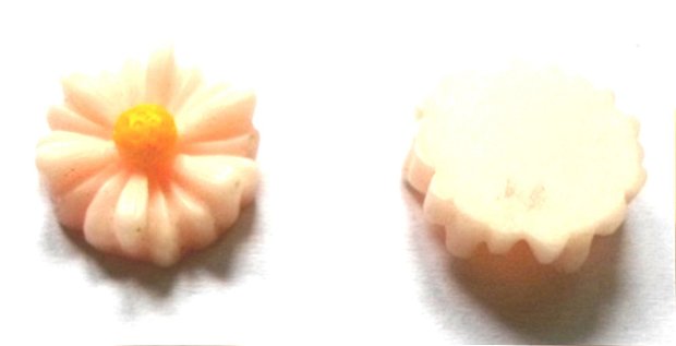 Floare alb rozaliu cu galben
