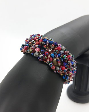 Bratara cu pietre multicolore, rosii, gri, albastre