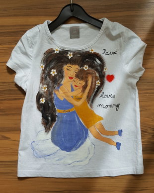 Tricou mama cu fiica in brate, pictat manual