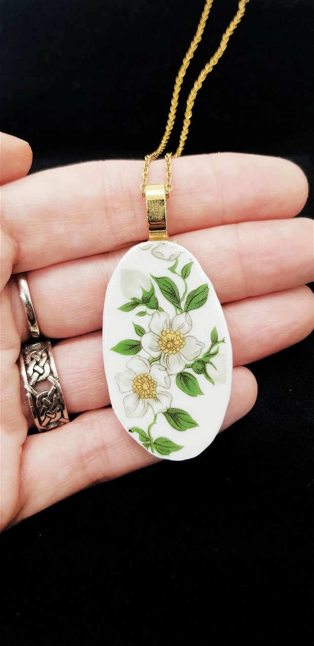 Pandantiv oval "Flori Albe" dintr-un fragment de farfurie, cu elemente din inox