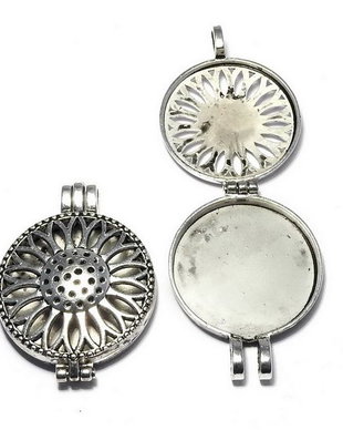 Pandantiv metalic, cu incuietoare, argintiu antichizat, 43.5x33 mm