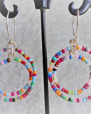 Cercei handmade din sarma si margele de nisip multicolore