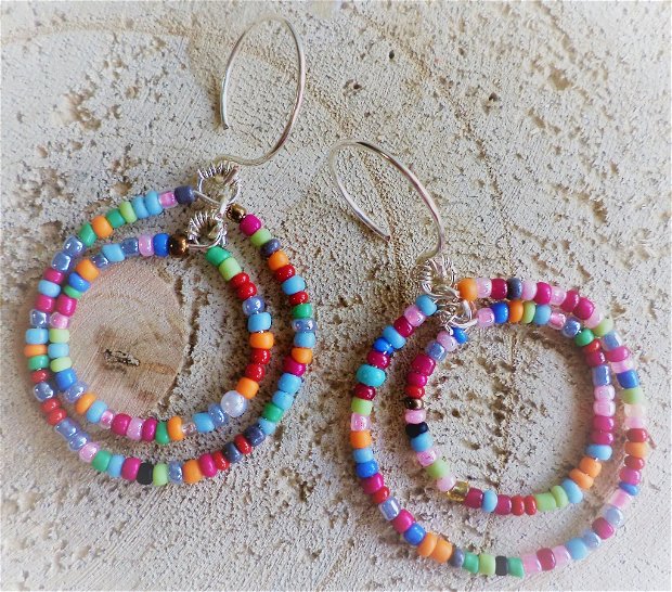 Cercei handmade din sarma si margele de nisip multicolore