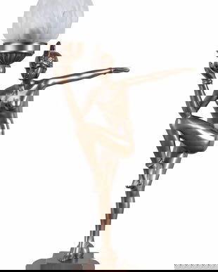 Lampa Art Deco cu o femeie cu o faclie in mana