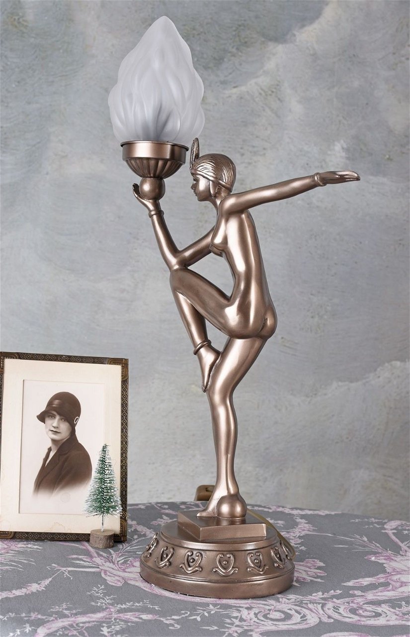 Lampa Art Deco cu o femeie cu o faclie in mana
