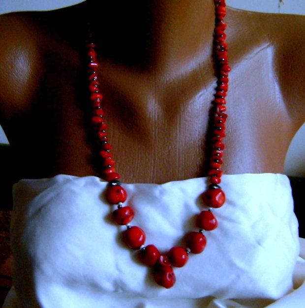 BlackFriday Today ! Colier splendid , compus din coral natural rosu inchis, sange de taur !