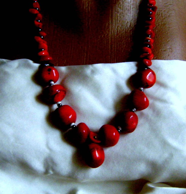 BlackFriday Today ! Colier splendid , compus din coral natural rosu inchis, sange de taur !