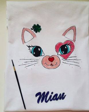 Tricou pictat cu pisicuta