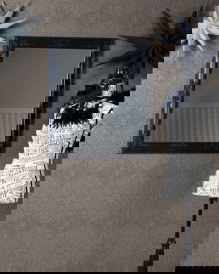 Oglinda cu o rama neagra