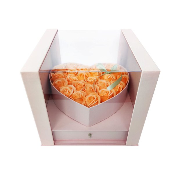 Aranjament cadou în cutie acrilică roz cu inimă din trandafiri de săpun roz somon și colier perle