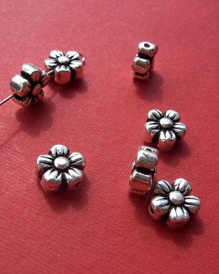 Floare din argint .925 partial antichizat aprox 9x9x5 mm