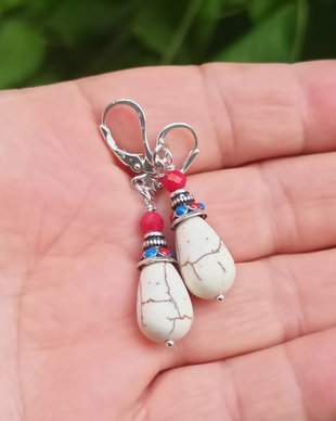 Cercei magnezit cu coral si accesorii de argint