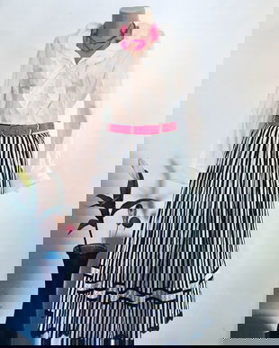 Fusta dungată și bluza cu volan tafta