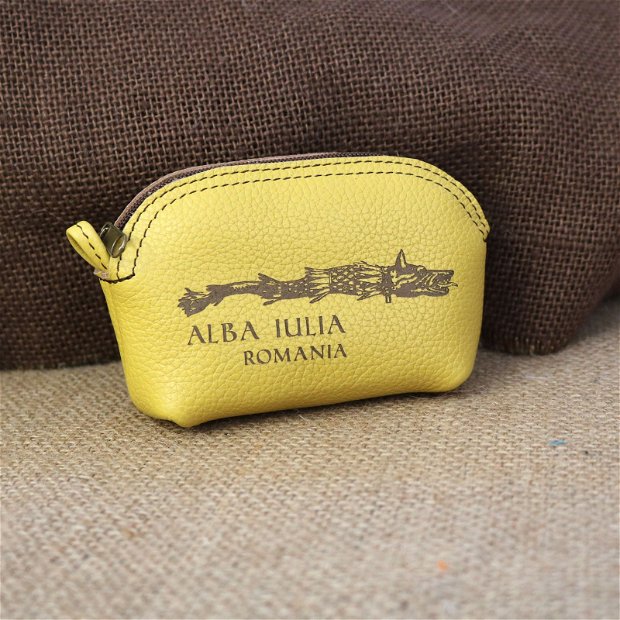 Mini portofel suvenir din piele, gravat Lupul Dacic, Cetatea Alba Carolina - Alba Iulia (culoare: galben mustar)