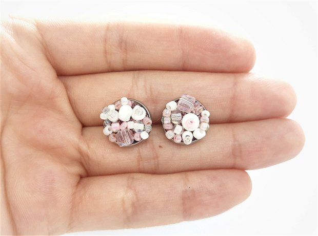 Cercei mici cu pietre albe, roz pal