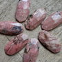Cabochon rodonit fatetat, 38x19x6 mm
