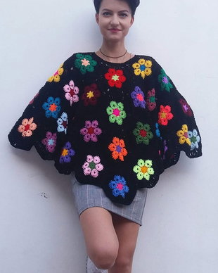 Poncho negru crosetat cu flori multicolore/ Handmade