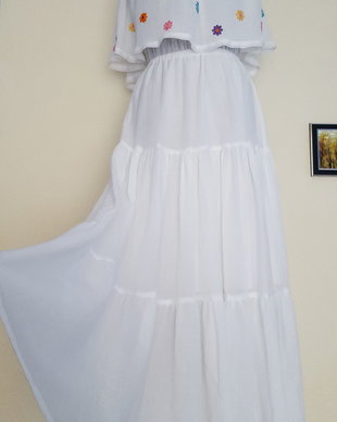 Rochie alba cu volane si dantela