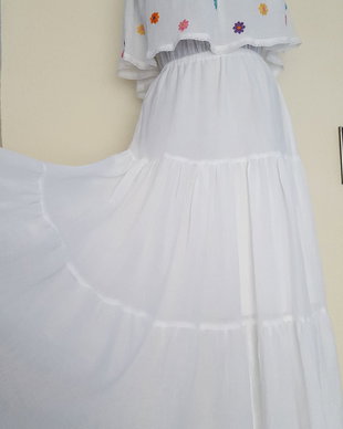 Rochie alba cu volane si dantela