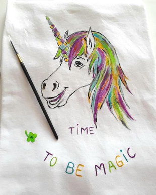 Tricou pictat manual cu unicorn